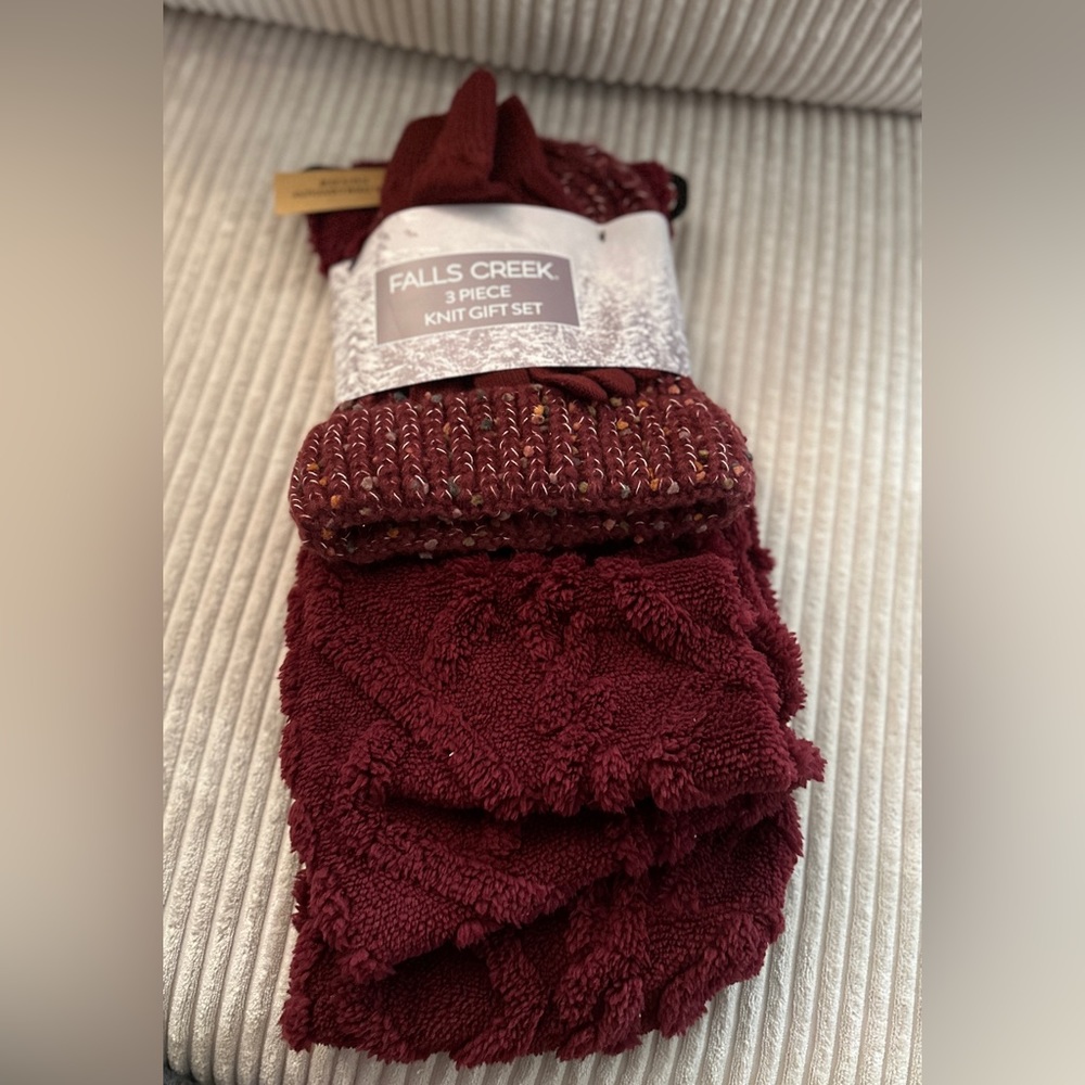 Falls Creek 3 piece knit 🧶 gift set: scarf, gloves & hat NWT